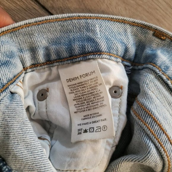 DENIM FORUM | The Yoko High Rise Slim in Light Blue Wash (Size 25) - Picture 12 of 14